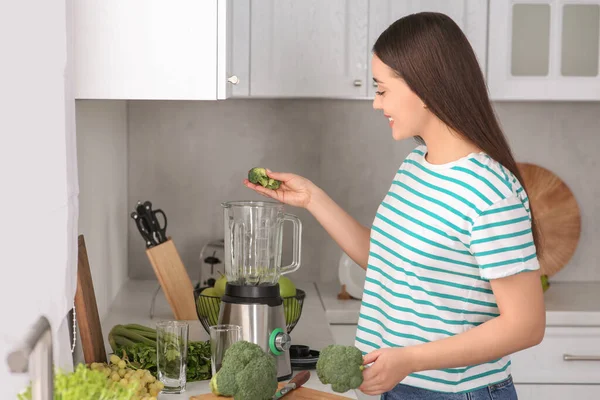 Mulher Adicionando Brócolis Liquidificador Para Smoothie Cozinha — Fotografia de Stock