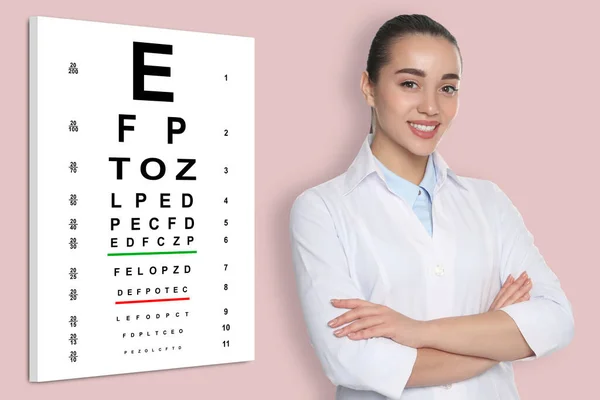 Teste Visão Oftalmologista Optometrista Perto Gráfico Olho Fundo Rosa — Fotografia de Stock