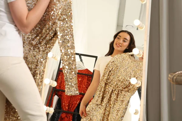 Mulher Bonita Com Vestido Lantejoulas Douradas Perto Espelho Boutique Escolhendo — Fotografia de Stock