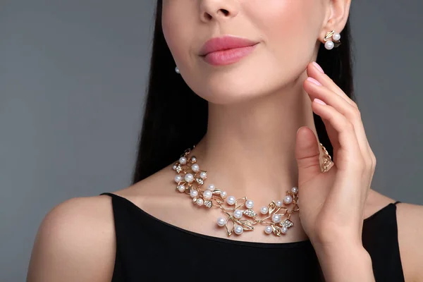 Ung Kvinna Med Eleganta Smycken Mörkgrå Bakgrund Närbild — Stockfoto