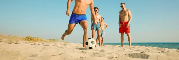 친구들 모래사장에서 풋볼을 있습니다 각도가 곳이죠 — 스톡 사진