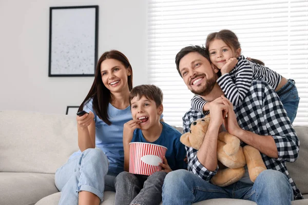 Šťastná Rodina Doma Sleduje Film Matka Mění Televizní Kanály Dálkovým — Stock fotografie