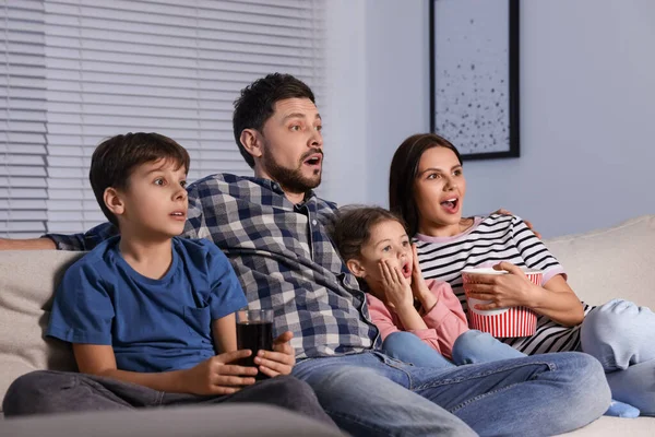 Zszokowana Rodzina Oglądająca Wieczorem Telewizję Domu — Zdjęcie stockowe