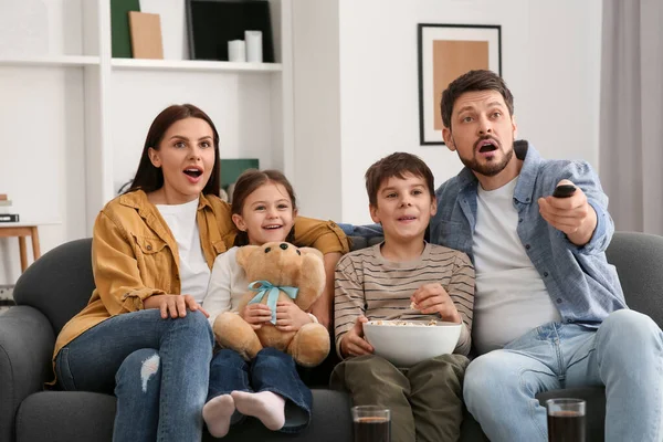 Emocionální Rodina Doma Dívá Televizi Otec Přepíná Kanály Dálkovým Ovládáním — Stock fotografie