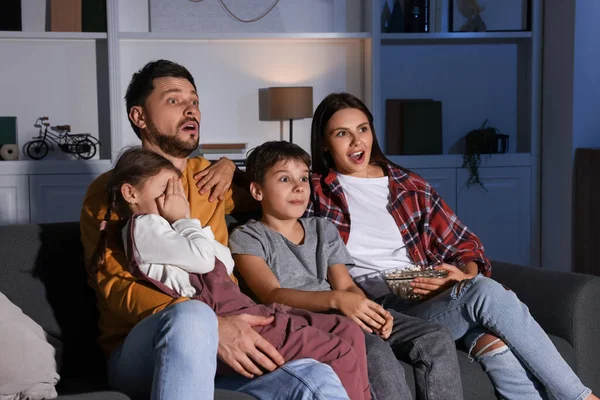 Emocionální Rodina Sledování Televize Doma Večerních Hodinách — Stock fotografie
