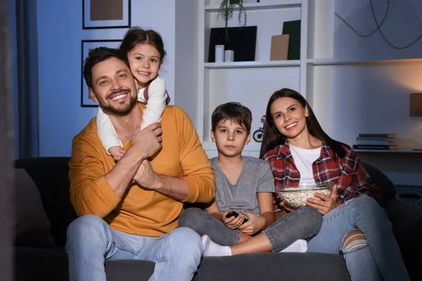 Rodina Večer Dívá Televizi Doma — Stock fotografie