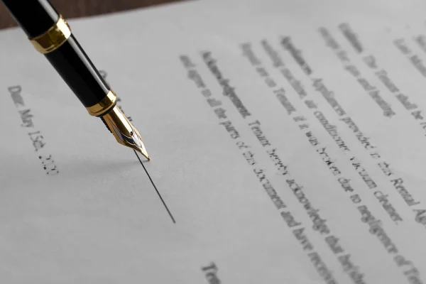 Escribiendo Documento Con Estilográfica Primer Plano Contrato Notarial — Foto de Stock