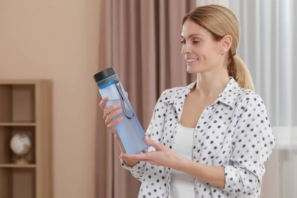 Mujer Con Botella Agua Habitación —  Fotos de Stock