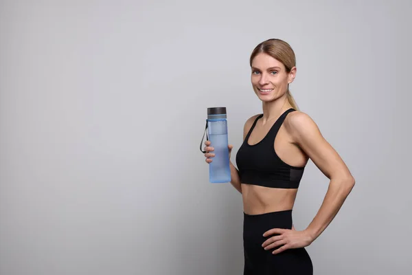 Sportlerin Mit Wasserflasche Auf Hellgrauem Hintergrund Platz Für Text — Stockfoto