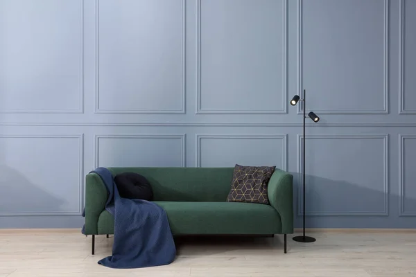 Sofá Confortável Com Cobertor Almofadas Sala Luz Design Interiores — Fotografia de Stock