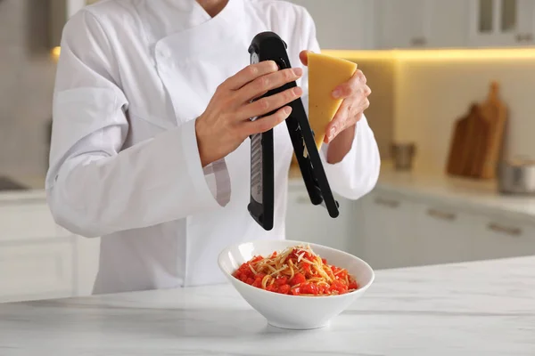 Chef Professionista Che Grattugia Formaggio Delizioso Piatto Tavolo Marmo Bianco — Foto Stock
