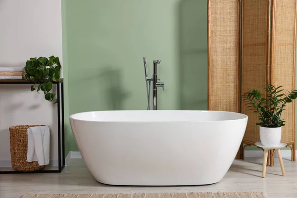Modern Ceramic Tub Beautiful Plants Light Green Wall Bathroom Interior — Stock Photo, Image