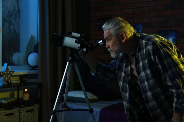 Старший Чоловік Дивиться Зірки Через Телескоп Кімнаті — стокове фото