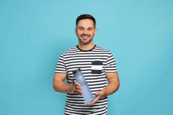 Ευτυχισμένος Άνθρωπος Κρατώντας Διαφανές Πλαστικό Μπουκάλι Νερό Γαλάζιο Φόντο — Φωτογραφία Αρχείου