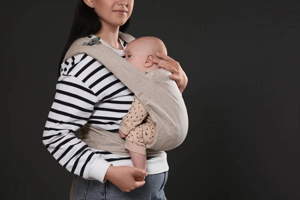 Mor Håller Sitt Barn Baby Bärare Svart Bakgrund Närbild Plats — Stockfoto