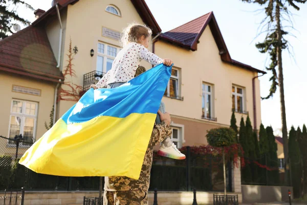 Солдат Военной Форме Несет Дочь Плечах Украинский Флаг Городской Улице — стоковое фото