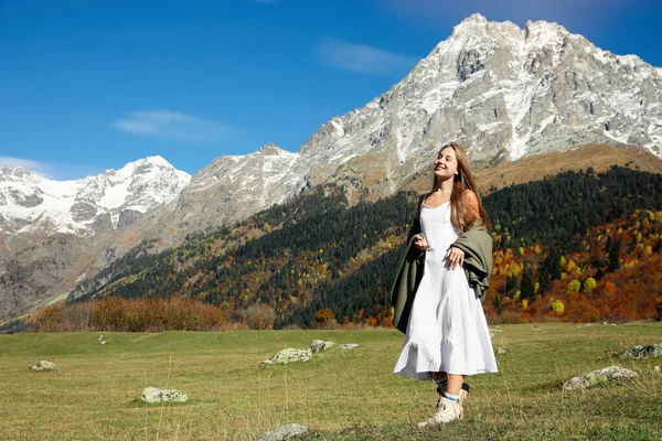 Young Woman Walking Beautiful Mountains Sunny Day — Stock fotografie