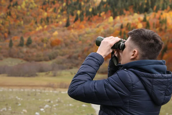 男の子の美しい山の中で双眼鏡を介して バックビューを探している テキストのスペース — ストック写真