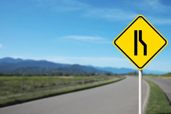 Road Narrows Prawy Znak Drogowy Autostradzie Miejsce Tekst — Zdjęcie stockowe