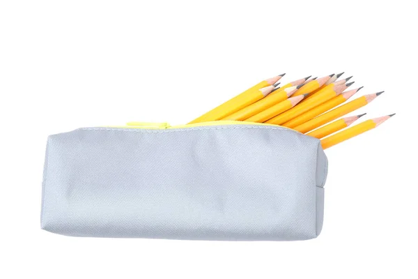 白い背景の鉛筆ケースに多くの鋭い鉛筆 トップビュー — ストック写真