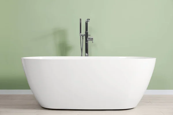 Moderna Bañera Cerámica Cerca Pared Verde Claro Baño Diseño Interiores — Foto de Stock