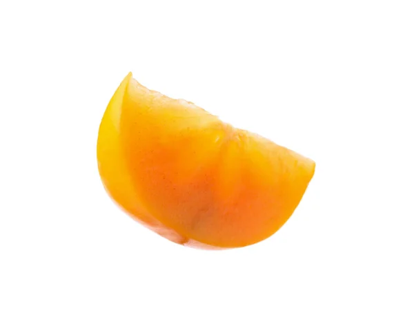 白で隔離されたおいしい熟したジューシーな柿のスライス — ストック写真