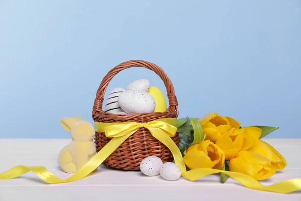 Weidenkorb Mit Festlich Geschmückten Ostereiern Hasen Und Schönen Tulpen Auf — Stockfoto
