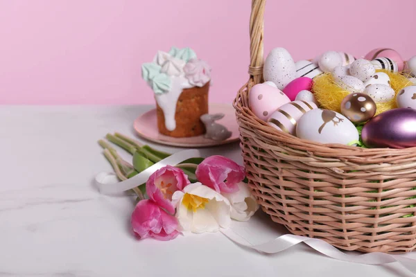 Paskalya Yumurtaları Süslenmiş Hasır Sepet Pembe Arka Planda Beyaz Mermer — Stok fotoğraf