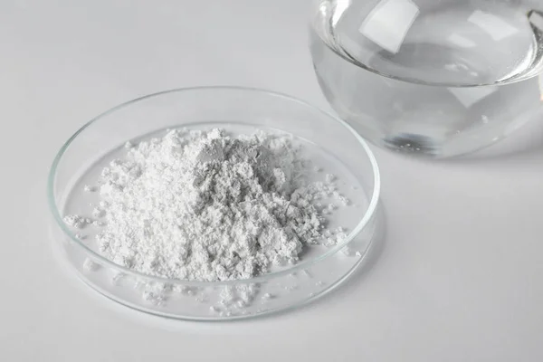 Placa Petri Con Polvo Carbonato Calcio Matraz Laboratorio Sobre Mesa — Foto de Stock