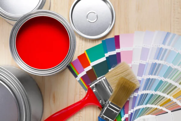 Dose Rote Farbe Geschlossene Pinsel Und Palette Auf Holztisch Flach — Stockfoto