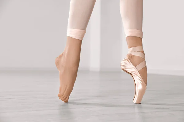 Ballerina Spitzenschuhen Tanzt Drinnen Nahaufnahme — Stockfoto