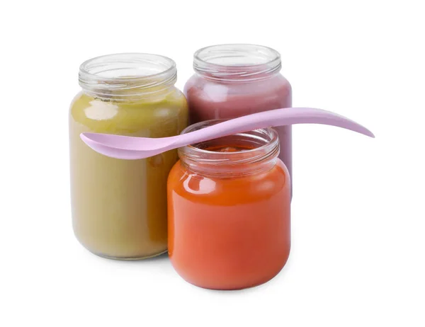 健康的な赤ちゃんの食べ物とスプーンが白い上に隔離されたガラス瓶 — ストック写真
