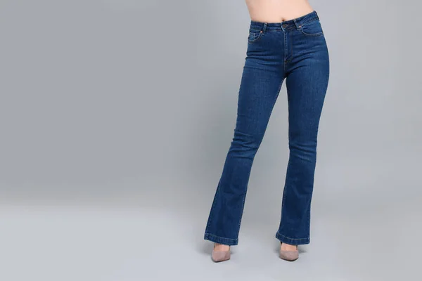 Mujer Jeans Con Estilo Sobre Fondo Gris Primer Plano Espacio — Foto de Stock