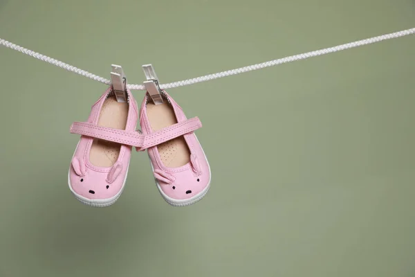 Lindos Zapatos Bebé Pequeños Colgando Línea Lavado Contra Fondo Verde —  Fotos de Stock