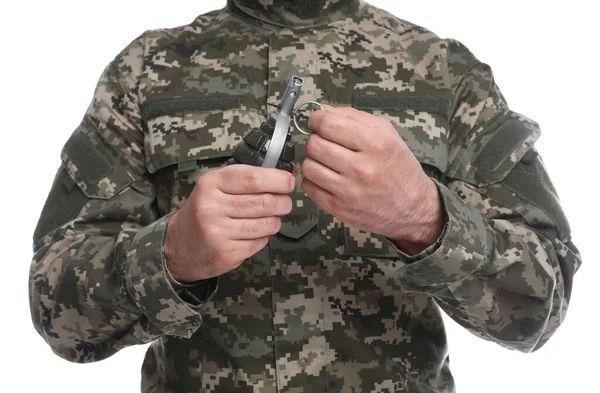 Soldat Zieht Sicherheitsnadel Aus Handgranate Auf Weißem Hintergrund Nahaufnahme Wehrdienst — Stockfoto