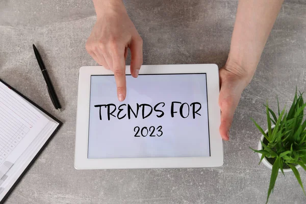 Trendy Pro Rok 2023 Text Displeji Tabletu Žena Používající Zařízení — Stock fotografie