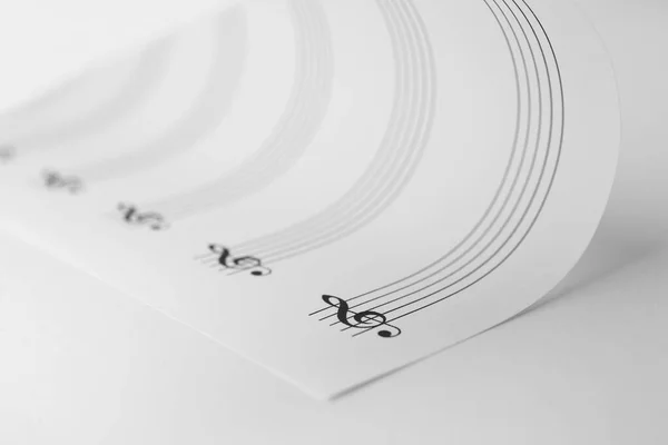 空白的背景音乐节拍和白色背景的三重剪报 — 图库照片