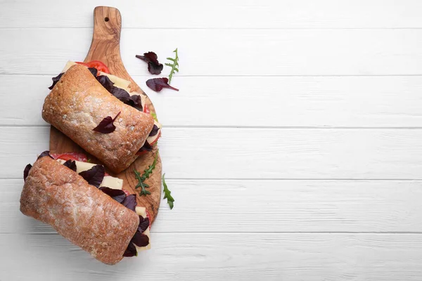 Heerlijke Broodjes Met Kaas Salami Tomaat Witte Houten Tafel Plat — Stockfoto