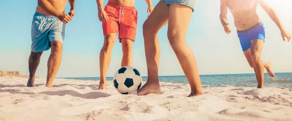 Güneşli Bir Günde Plajda Futbol Oynayan Arkadaşlar Yakın Çekim Pankart — Stok fotoğraf