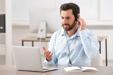 Ofiste çalışan telefon operatörü.