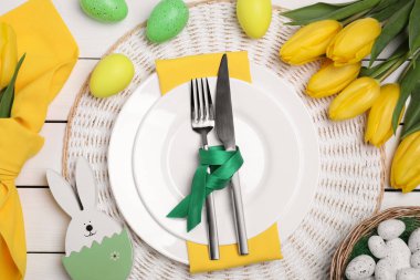 Boyanmış yumurta ve lalelerle süslü masa, düz. Paskalya kutlaması