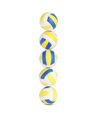 Beyaz arkaplanda voleybol topları yığını