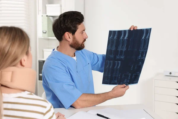 Médico Con Resonancia Magnética Cuello Que Consulta Paciente Hospital — Foto de Stock