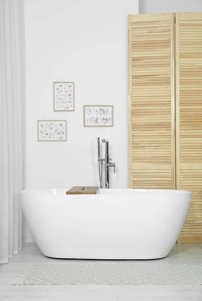 Banyoda Şık Beyaz Bir Küvet Tasarım — Stok fotoğraf