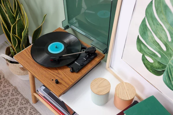 居心地の良い部屋でコンソールテーブルの上にビニールレコードとスタイリッシュなターンテーブル 上記のビュー — ストック写真