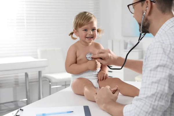 Pediatriker Undersöker Barnet Med Stetoskop Kliniken — Stockfoto