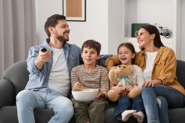 Šťastná Rodina Doma Kouká Televizi Otec Přepíná Kanály Dálkovým Ovládáním — Stock fotografie