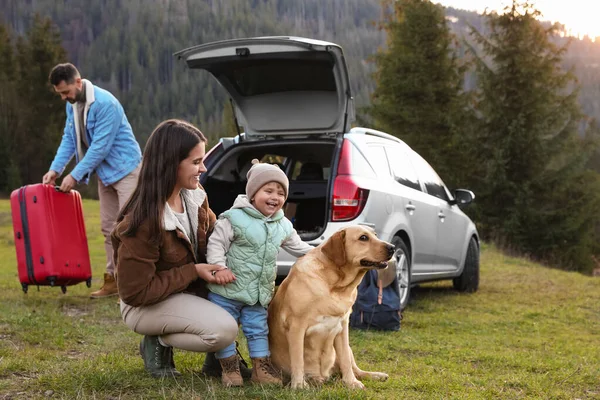 山の中で娘と犬と車の近くの男と母 ペットと家族旅行 — ストック写真