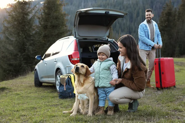 山の中で娘と犬と車の近くの男と母 ペットと家族旅行 — ストック写真