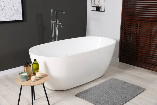 Elegante Baño Interior Con Bañera Cerámica Productos Cuidado Mesa Café —  Fotos de Stock